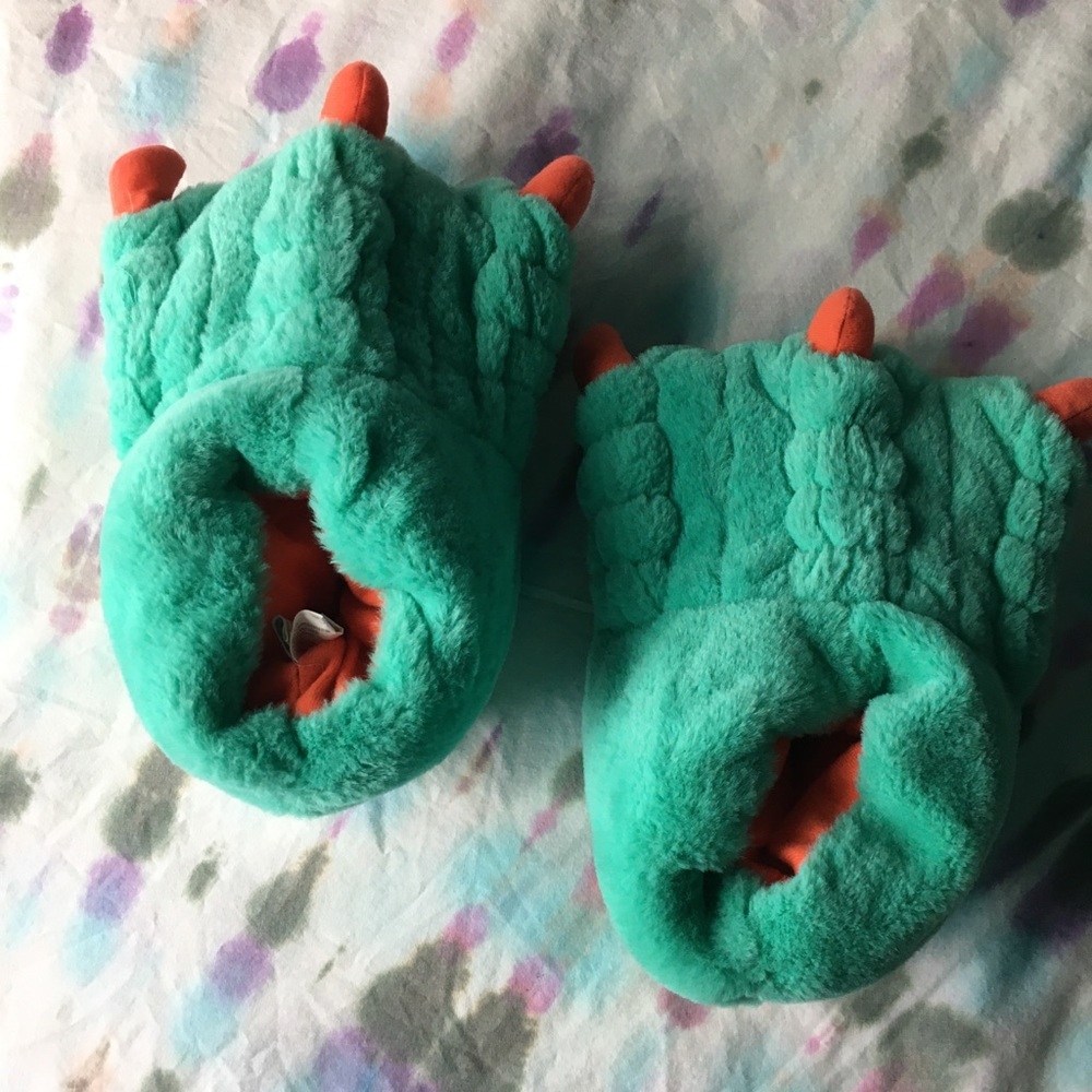 Boys dinosaur feet slippers size 2/3
